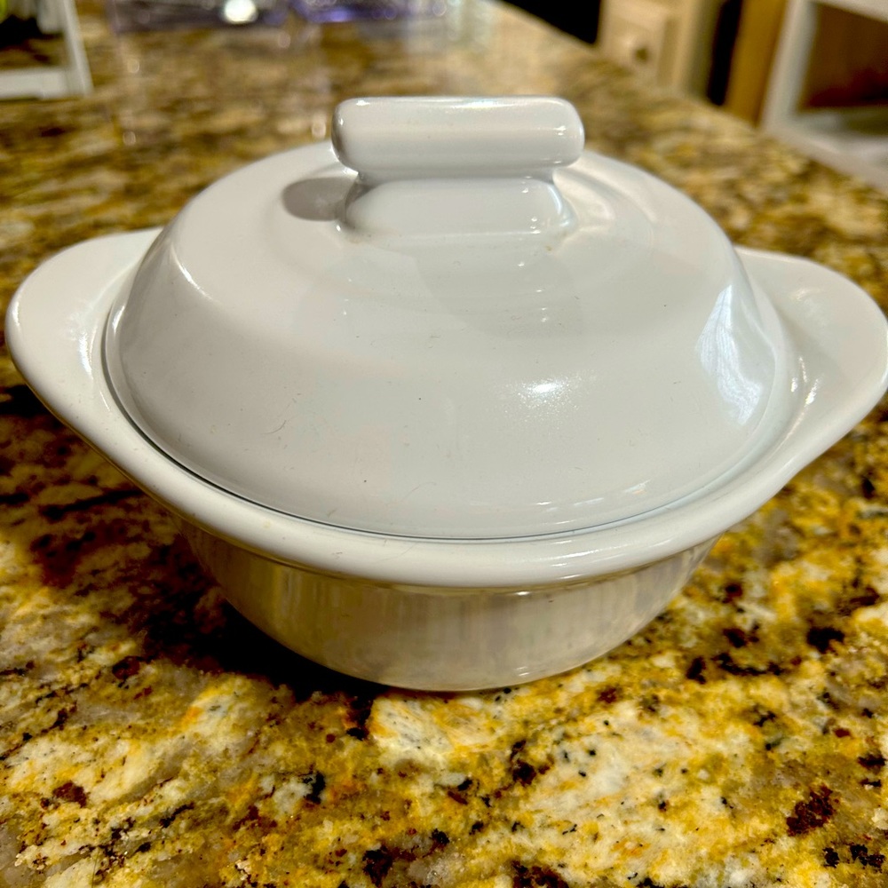 Pampered Chef, EUC mini round Cocotte Casserole/Dutch Oven dish. 3C/.75L.